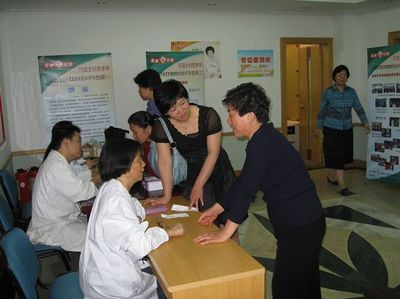 心系女性，关爱家庭 营养健康教育活动顺利启动并开展现场咨询